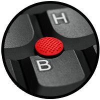 Roter TrackPoint-Zeigerstick auf Notebook-Tastatur zwischen den Tasten H und B